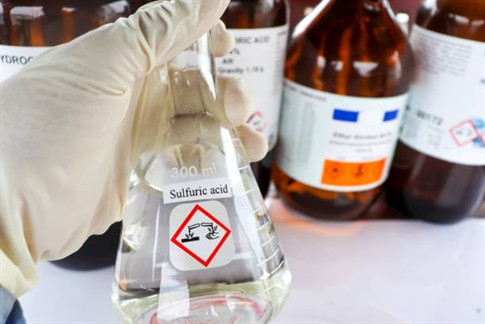 A powerful oxidizing agent, highly corrosive and toxic strong acid. Colorless when pure and dilute
Yellow or brown when concentrated